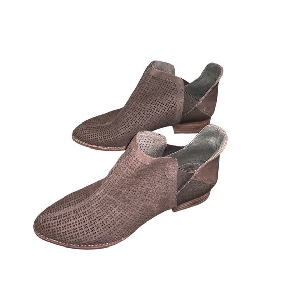 Vince Camuto Suede Pull On Brown Leather Perforated Low Heel Ankle Boots Sz 9M - Picture 8 of 12